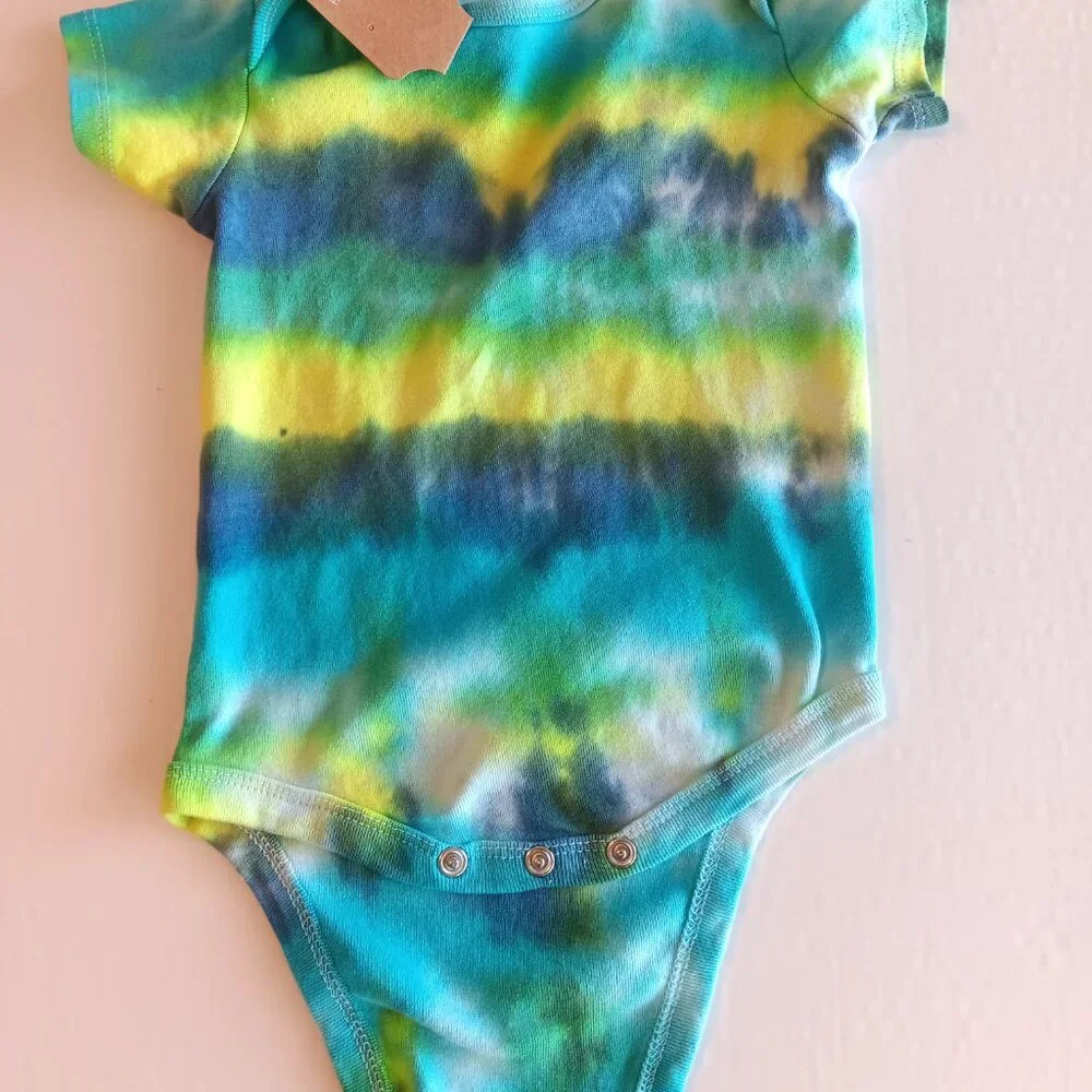 Tie Dye Baby Body Suit With 3 Snap Crotch Blue Yellow Green Size 9-12 Months NWT - Picture 10 of 14